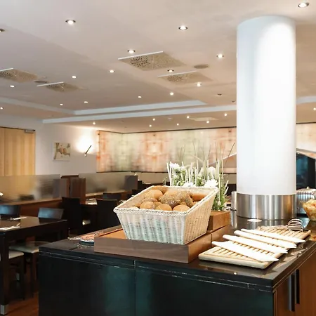 Intercityhotel Wien-3